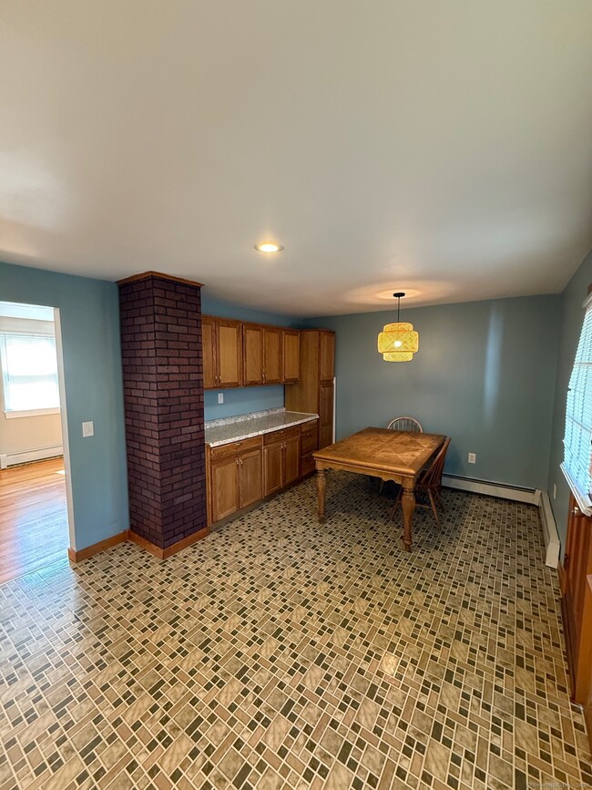 Building Photo - 17 New Hampshire Dr