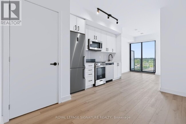 Building Photo - 758 Dovercourt Rd