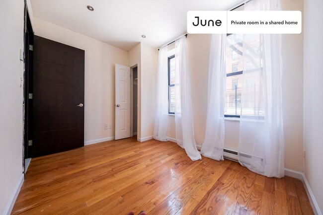 Building Photo - Private bedroom in 4 bed/2 bath Home