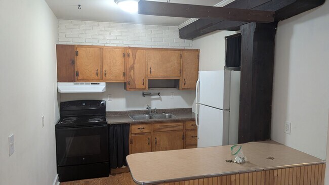 Building Photo - Creekside 1BR with Central Air and W/D