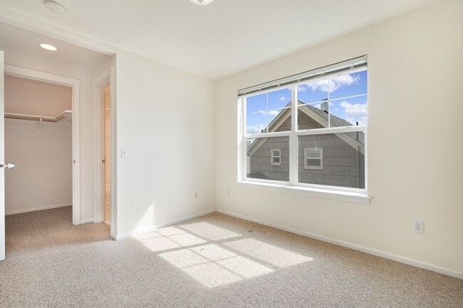 Building Photo - Bright and Spacious 3 bedroom townhouse in...