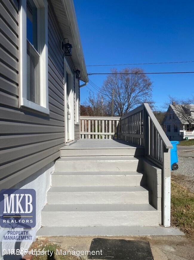 Building Photo - 2 br, 1 bath House - 1015 Whitman St. SE