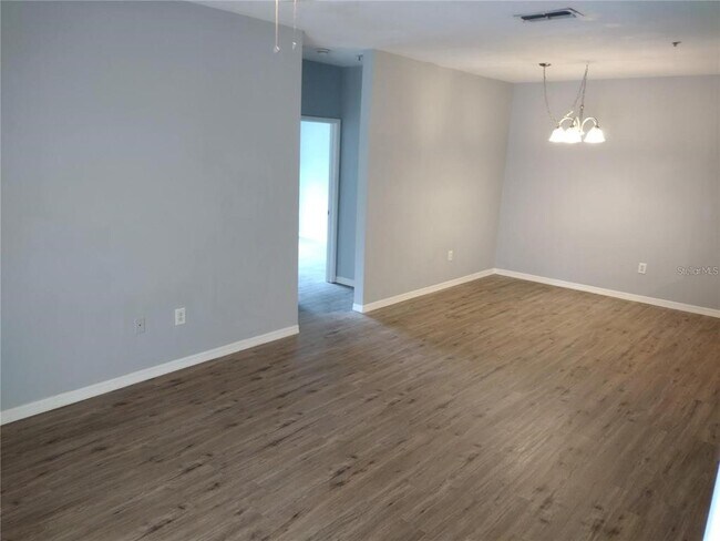 Foto del edificio - 615 FAIRWAY Dr