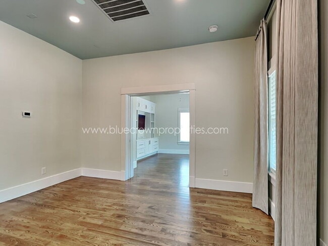 Building Photo - 5536 Tremont St