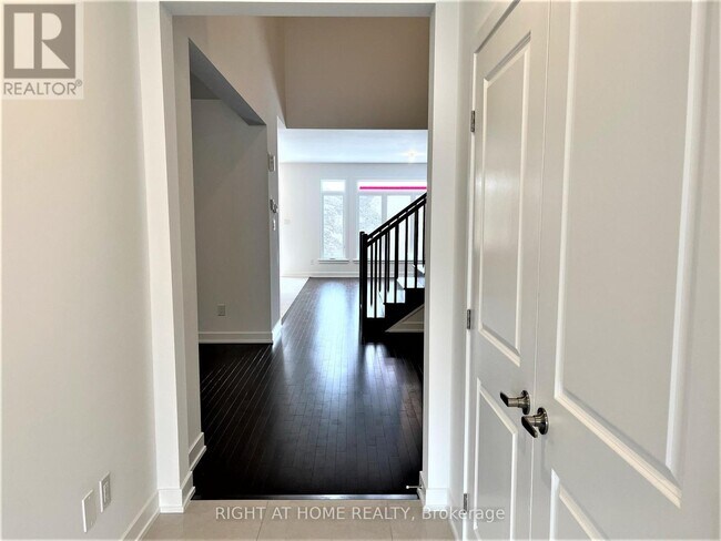 Building Photo - 902 Duxbury Ln