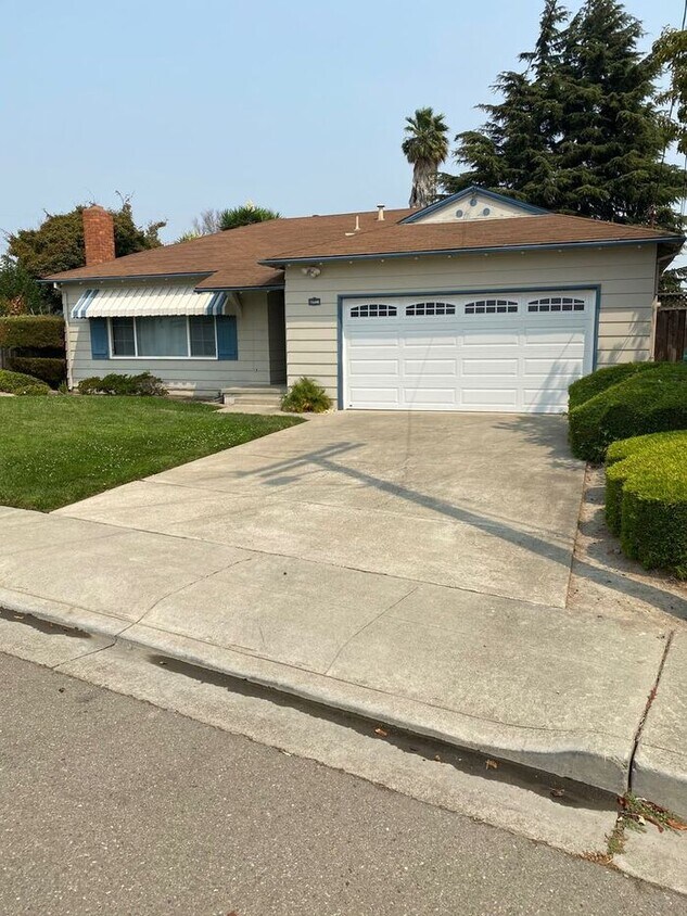 Primary Photo - Fantastic 3 Bedrooms 2 bath