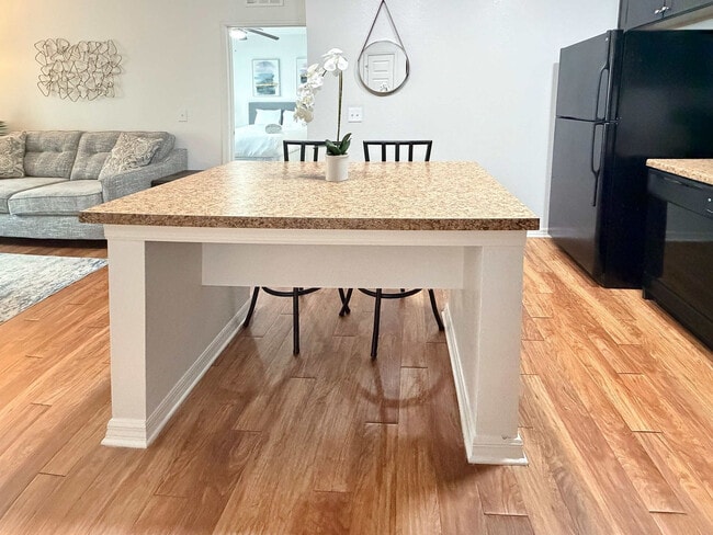 Foto del edificio - 25150 Lovegrass Dr