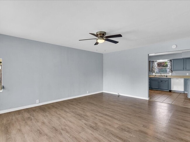 Building Photo - 615 Breen Dr