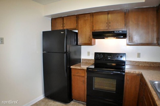 Building Photo - 2 br, 1 bath Apartment - 120 Skyline Drive