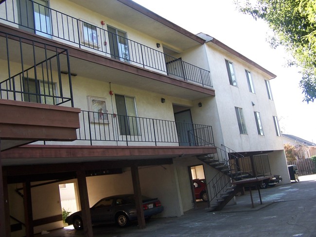 Building Photo - 132 Dutton Ave