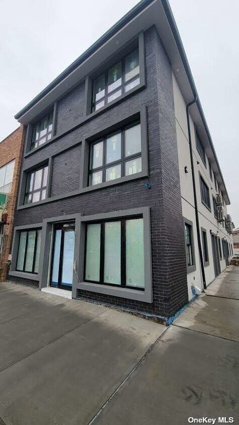 Foto principal - 61-13 Utopia Pkwy