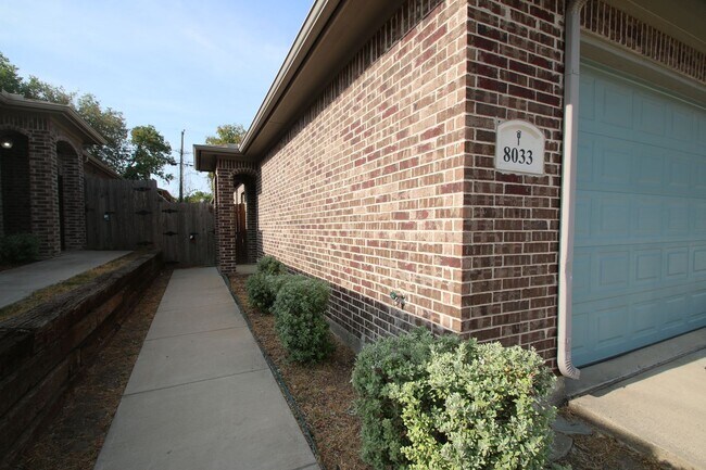 Foto del edificio - 8033-8035 Arbor