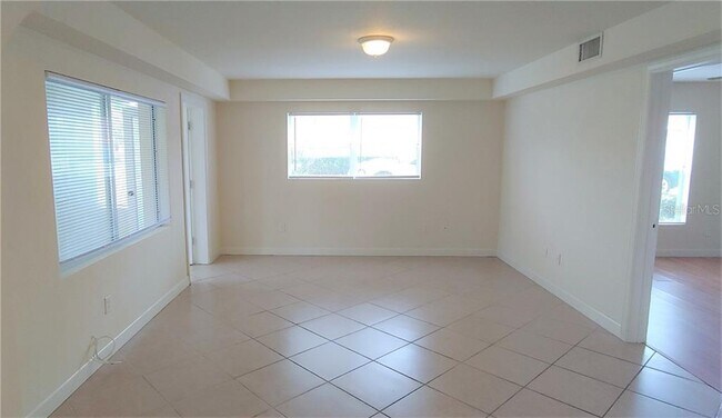 Foto del edificio - 1365 Drew St