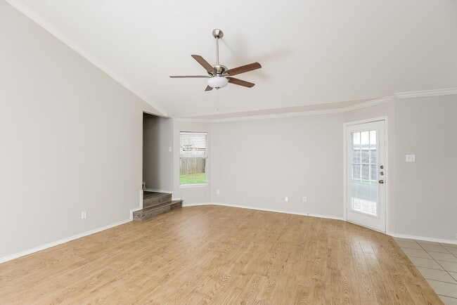 Foto del edificio - 2104 Deniro Dr