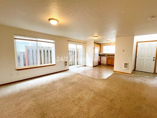 Foto del edificio - Newberg Townhome 3BD I 2.5BA - PRICE DROP/...