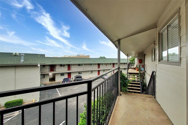 Building Photo - 2122 Hancock Dr