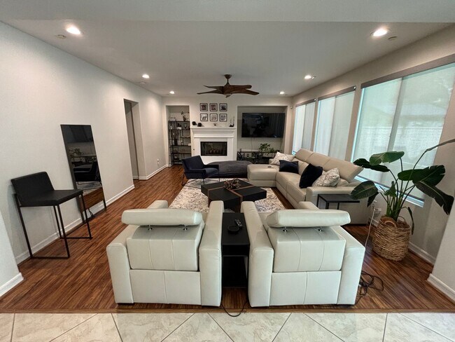 Foto del edificio - Elegant 4-Bedroom Santa Clarita Pool House