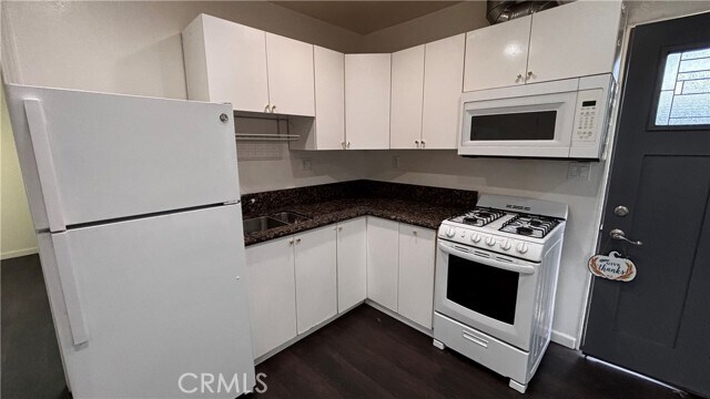 Foto del edificio - 7922 Lindley Ave