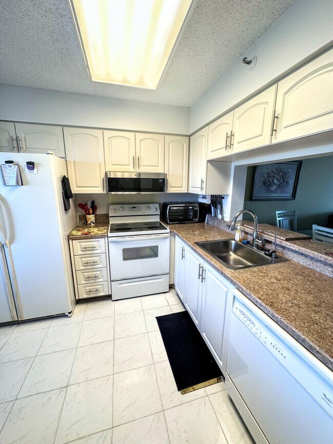 Building Photo - 7076 Huntington Ln