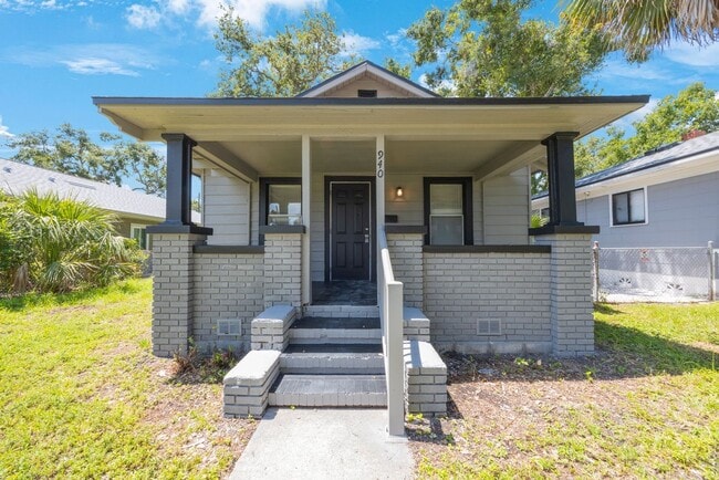 Building Photo - Cosy 2 bedroom 1 bath home with nice size yard $1850 SECTION 8 WELCOME**