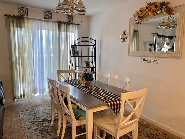 Foto del edificio - Spacious 4 Bed/3 Bath Duplex in Greeley - Water/Sewer Included in Rent