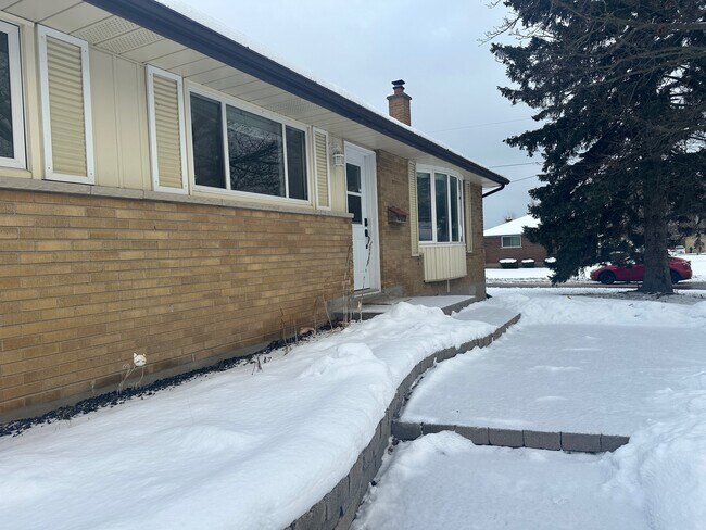 Building Photo - Fantastic 3-Bedroom Main Floor Apartment for Rent in Bowmanville