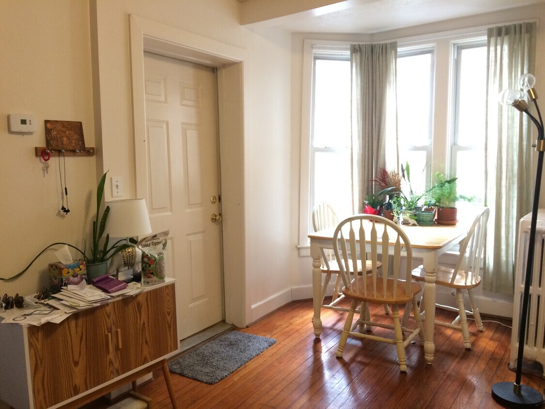 Primary Photo - 220 Linn St
