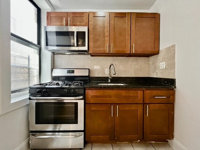 Building Photo - 585 W 204th St