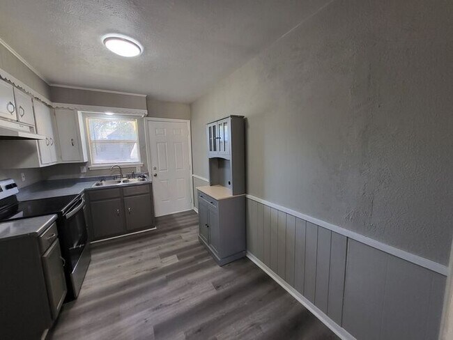 Building Photo - 2 bedroom 1 bath