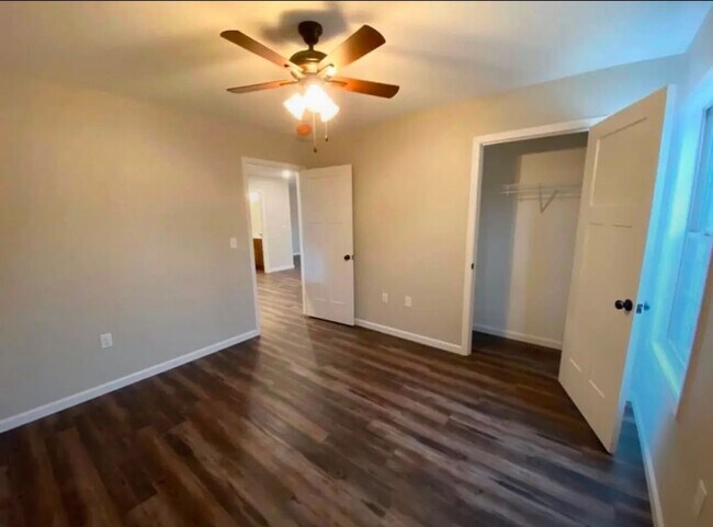Foto del edificio - 2 bed 1 bath triplex unit
