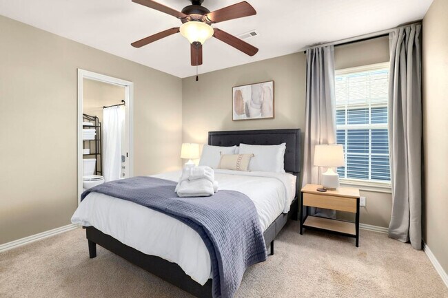 Building Photo - 571 N Keats Dr