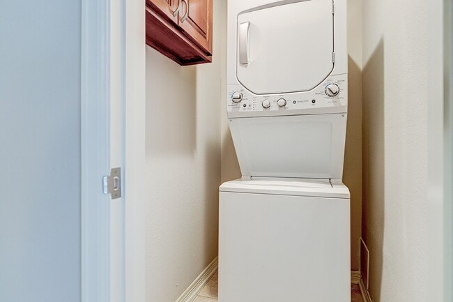 Building Photo - 611 Hawthorne St