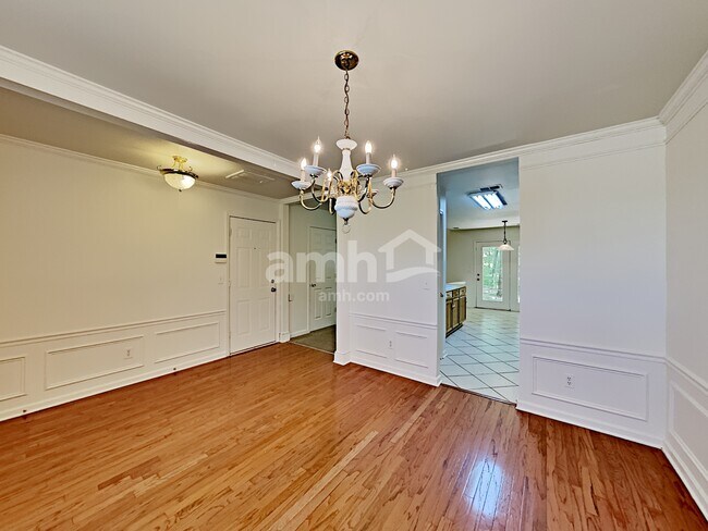 Building Photo - 710 Bob White Ct