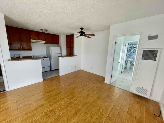 Photo - 933 6th St Apartment