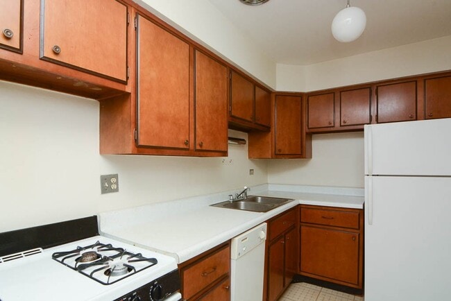 Building Photo - 675 W Wrightwood Ave