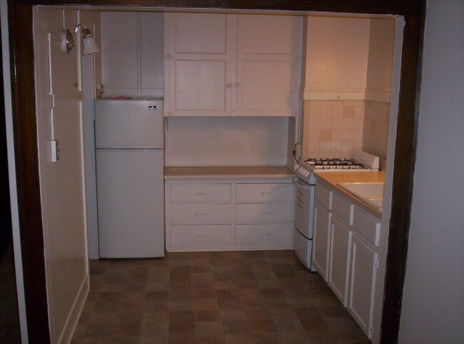 Building Photo - 913 E Kilbourn Ave