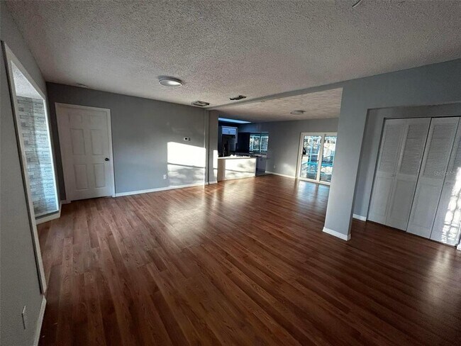 Foto del edificio - 7003 Baywood Ct