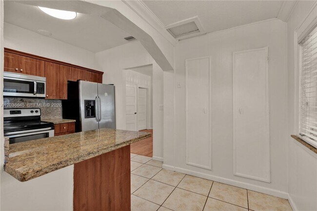 Foto del edificio - 2145 SW 7th St