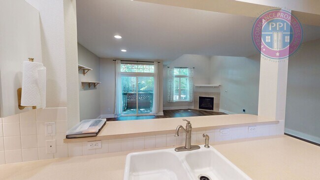 Building Photo - Stylish Townhouse, Luxury Amenities Throug...
