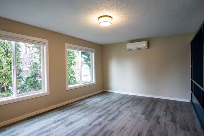 Foto del edificio - Stunningly Renovated Spacious 2-Bed w/Built-ins, DW, WD, Parking + More!
