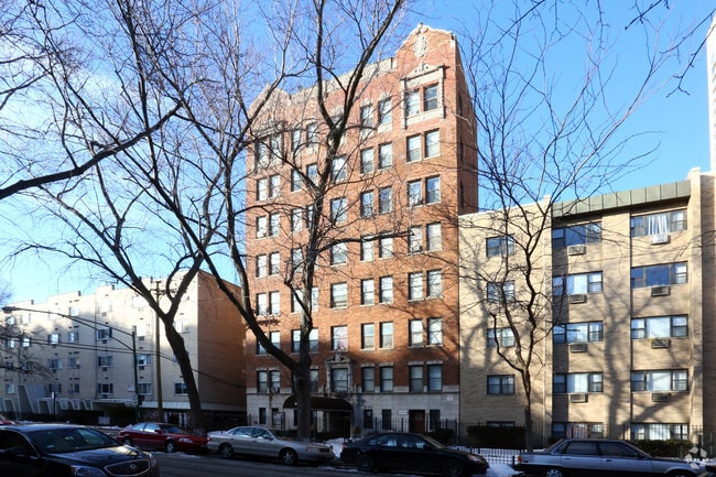 Building Photo - 940 Winona