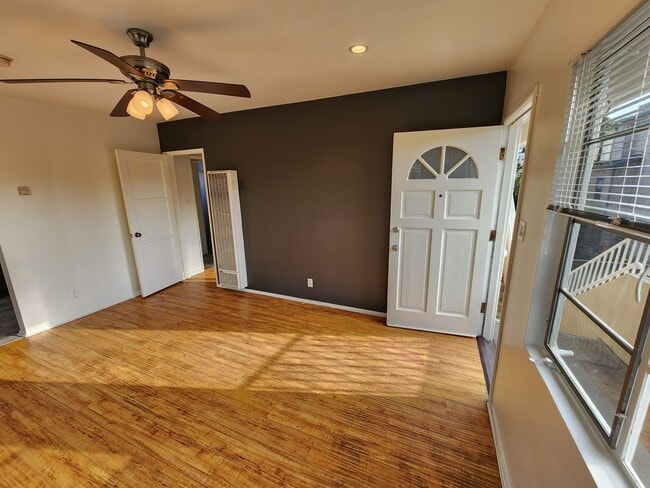Living room - 132 Franklin Ct