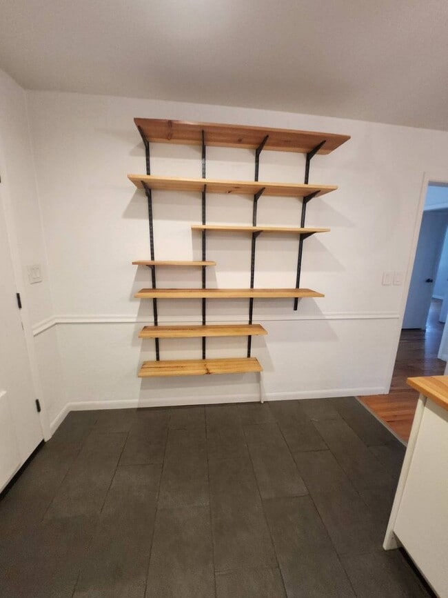 Building Photo - Modern 2 Bedroom 1 Bath house