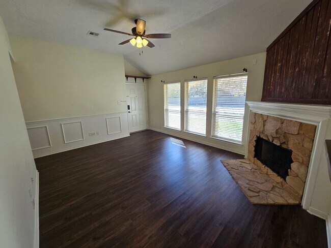 Foto del edificio - College Station - 3 bedroom / 2 bath / Garage / Fenced in back yard.