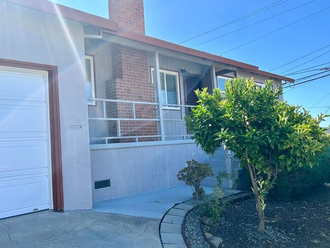 Building Photo - Excellent CV Location!  Close to all level...
