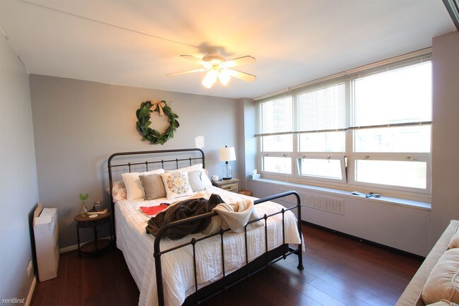 Building Photo - 1 br, 1 bath  - 88 W Schiller St Apt 405