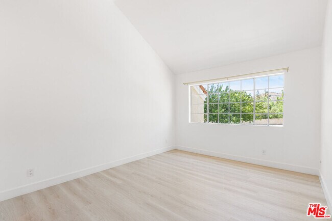 Foto del edificio - 4240 Lost Hills Rd