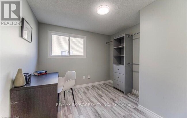 Photo du bâtiment - 238 B Northlake Dr