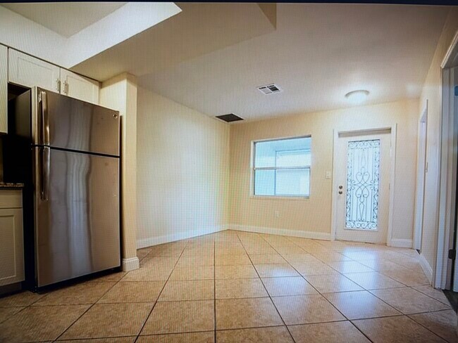 Building Photo - 4604 Normandy Dr