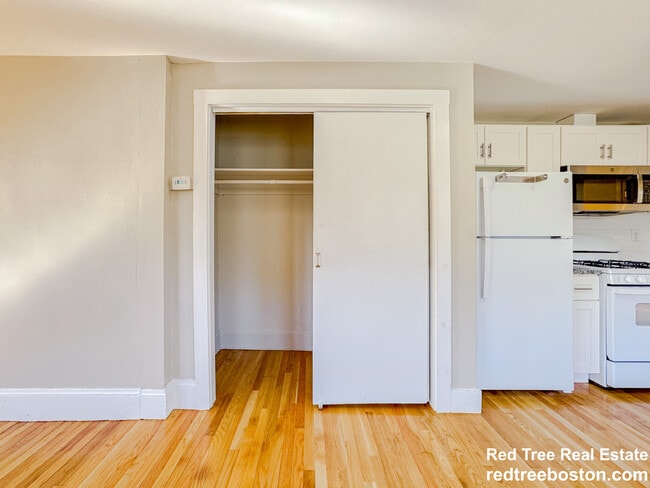 Building Photo - 19 Town Hill St